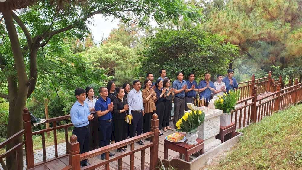 Viếng mộ Đại tướng Võ Nguyên Giáp